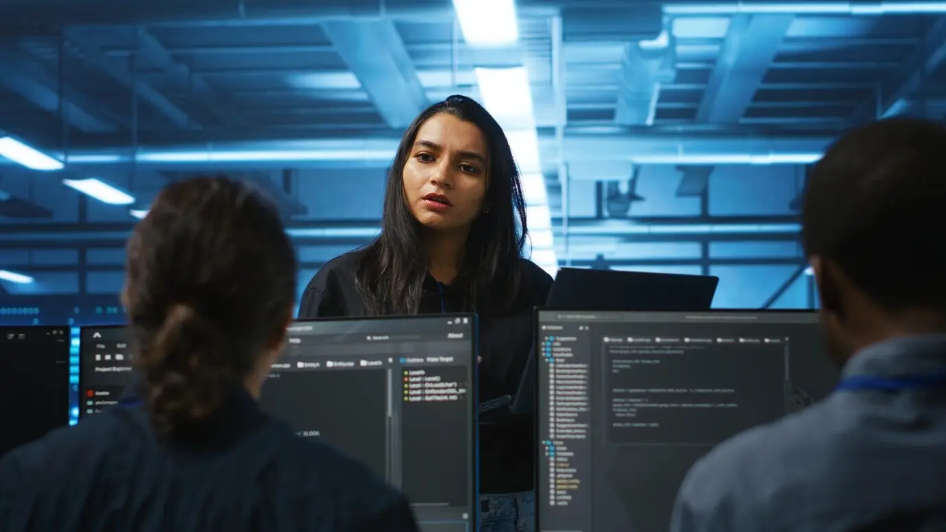 Manager koordiniert technische Spezialisten, die Schäden im Rechenzentrum beheben.