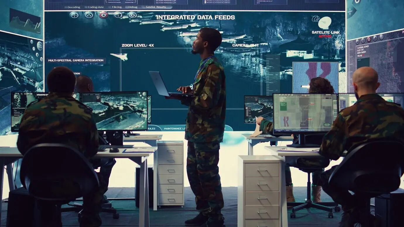 Fluggerätmechaniker koordiniert Luftunterstützung, um Hilfe zu leisten.