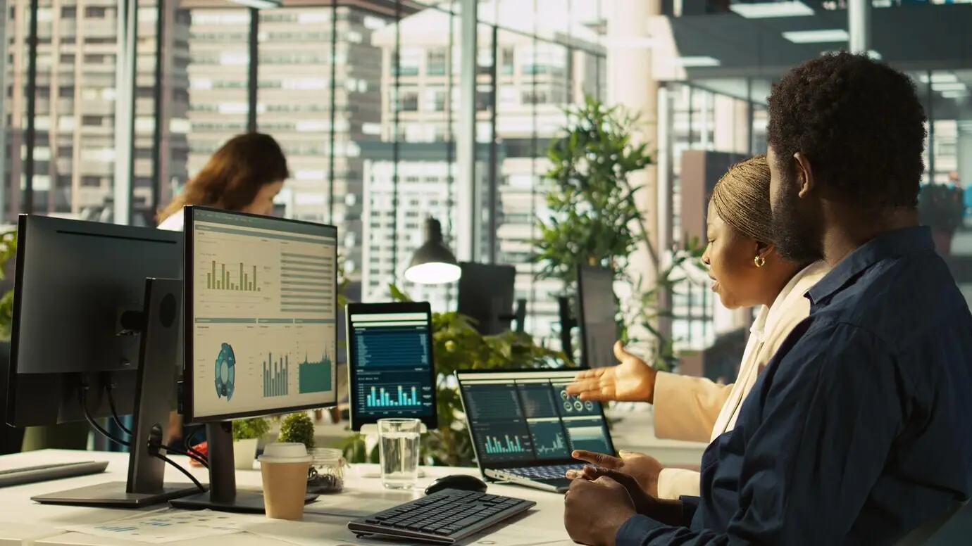 Wütender Manager im Büro, der einen Mitarbeiter wegen nicht erreichter Leistungsziele zusammenstaucht.